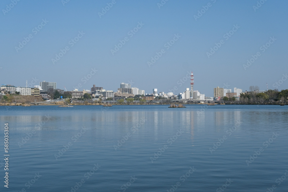 千波湖畔から望む水戸の市街地