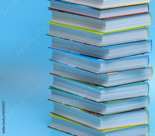 Stos książek ułożonych na sobie na niebieskim tle