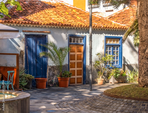 Die alten traditionellen Häuser in puerto de la Cruz auf Teneriffa mit neuem Anstrich von der Straße aus fotografiert