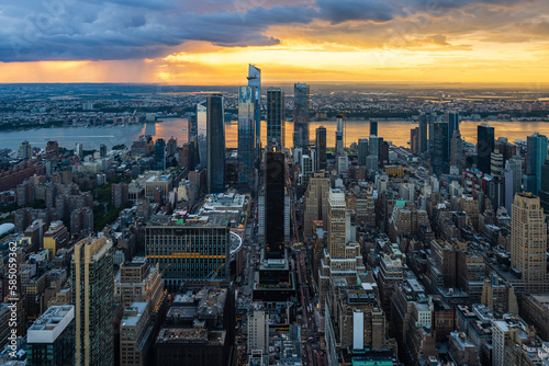 Tela A rain storm over the Hudson Yards in New York City during beautiful sunset
