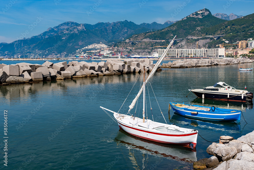 Le port de Salerno en Italie