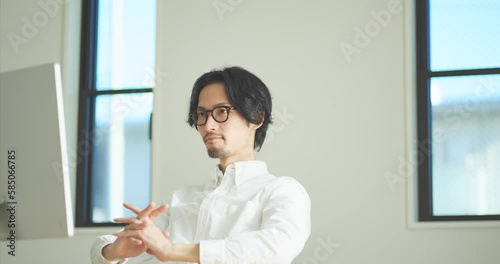 パソコン作業で疲れた男性