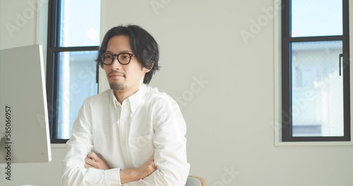 自宅でリモートワークをする若い男性