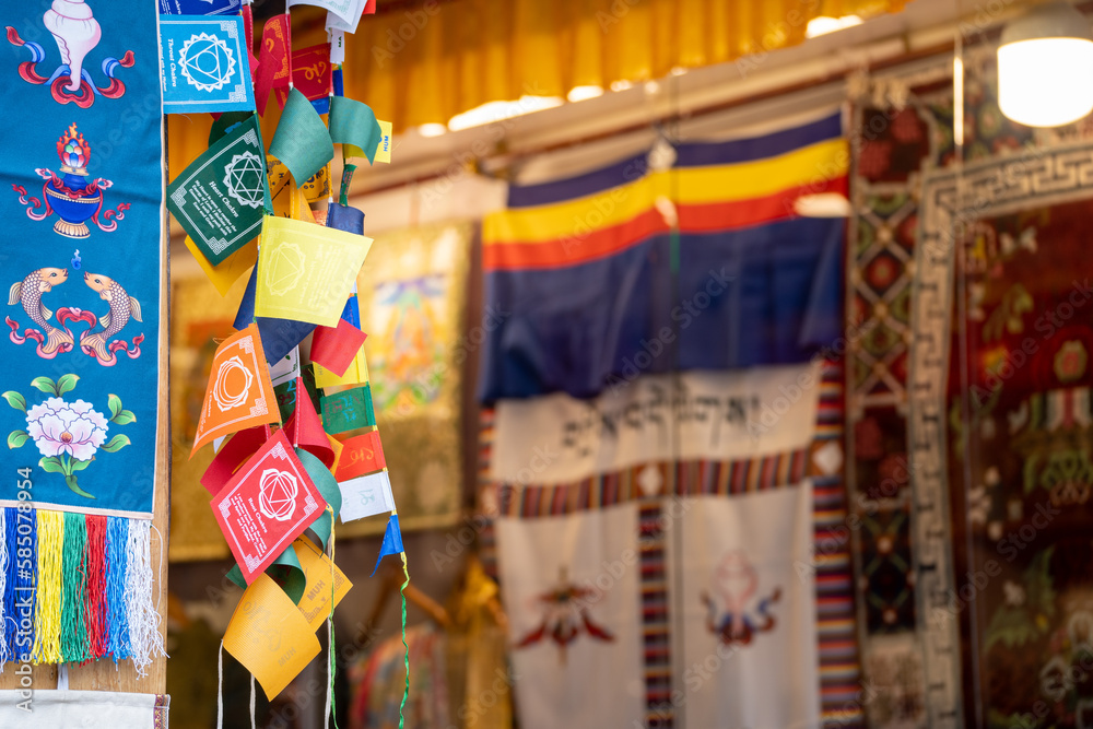 Naklejka premium Colorful bhutan bhuddist prayer flags mounted on shop giving common visual across hill stations in India and a common tourist purchase