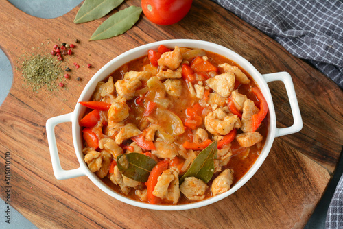Obraz na płótnie Hungarian turkey stew in tomato sauce and red pepper w salonie