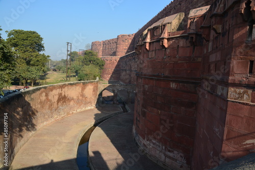 インドの世界遺産 アグラ城塞の堀と城壁