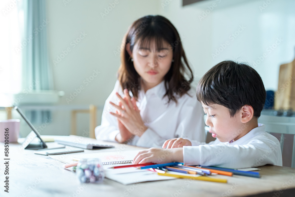 部屋で遊ぶ子供と褒める母親 部屋で遊ぶ子供と褒める母親
