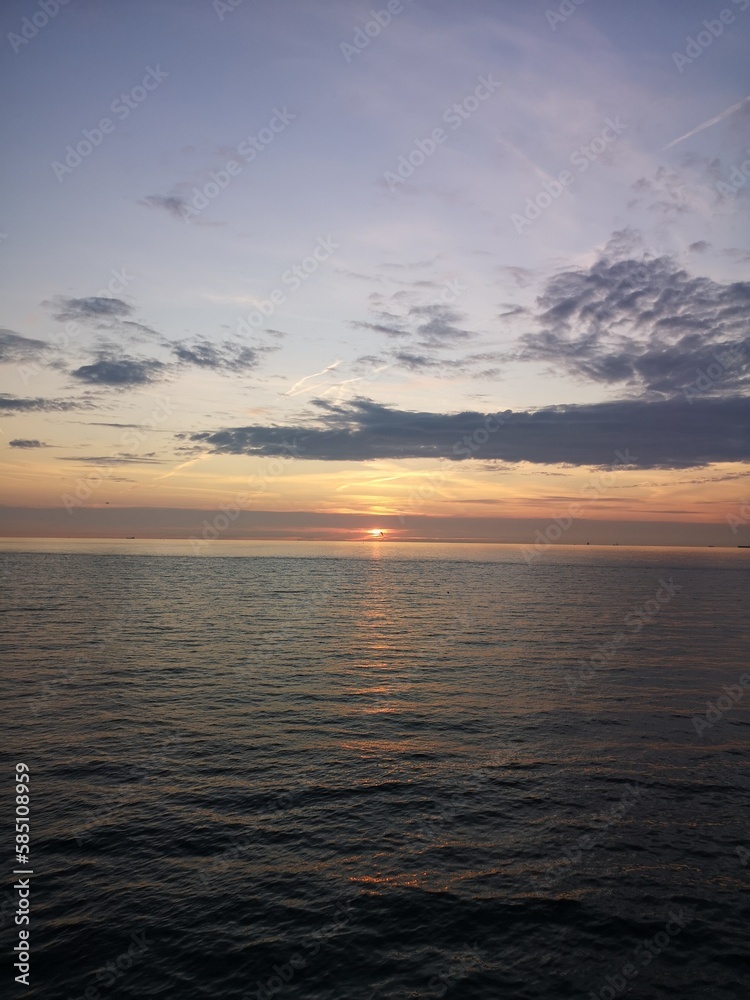 Obraz premium beatiful sunset over the sea, with nice colours
