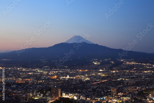 香貫山展望台から見る冠雪の富士山と沼津の夜景