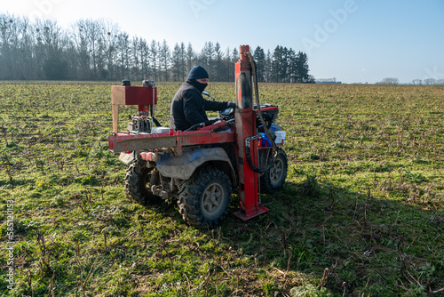 Analyse annuelle de reliquats azote dans une parcelle.. Pr  l  vement    diff  rentes profondeurs effectu  s    l aide d un Quad   quip   d une tarri  re hydraulique