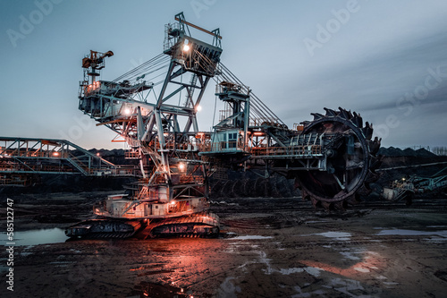 Koparka kołowa na kopalni odkrywkowej © monkeyMedia.pl