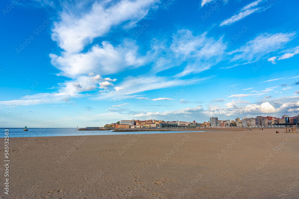 Larga playa de arena dorada junto a la ciudad costera de Gijon, Asturias, Spain. Larga playa de arena dorada junto a la ciudad costera de Gijon, Asturias, Spain.