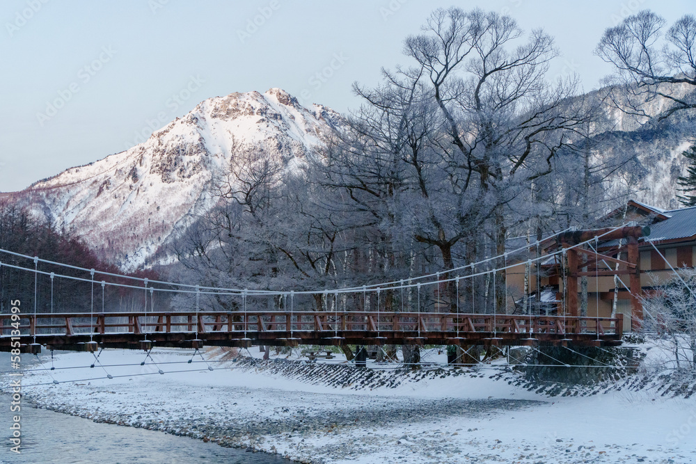 上高地　冬の焼岳と河童橋