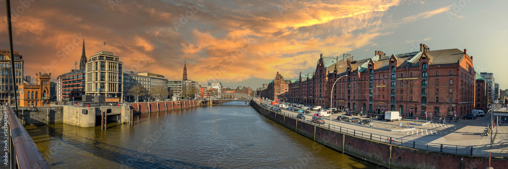 Panorama Hamburg mit Binnenhafen und Speicherstadt