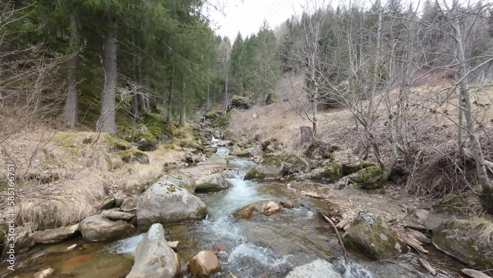 fiume montagna cascate secco asciutto problema siccità 