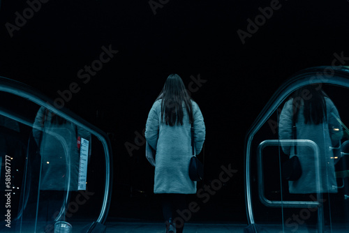 Foto Silhouette of a woman in an ashen coat coming out of the subway