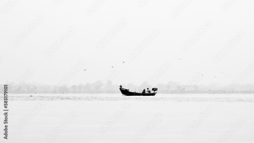 Naklejka premium Monochrome of fishing boat in sea against clear sky