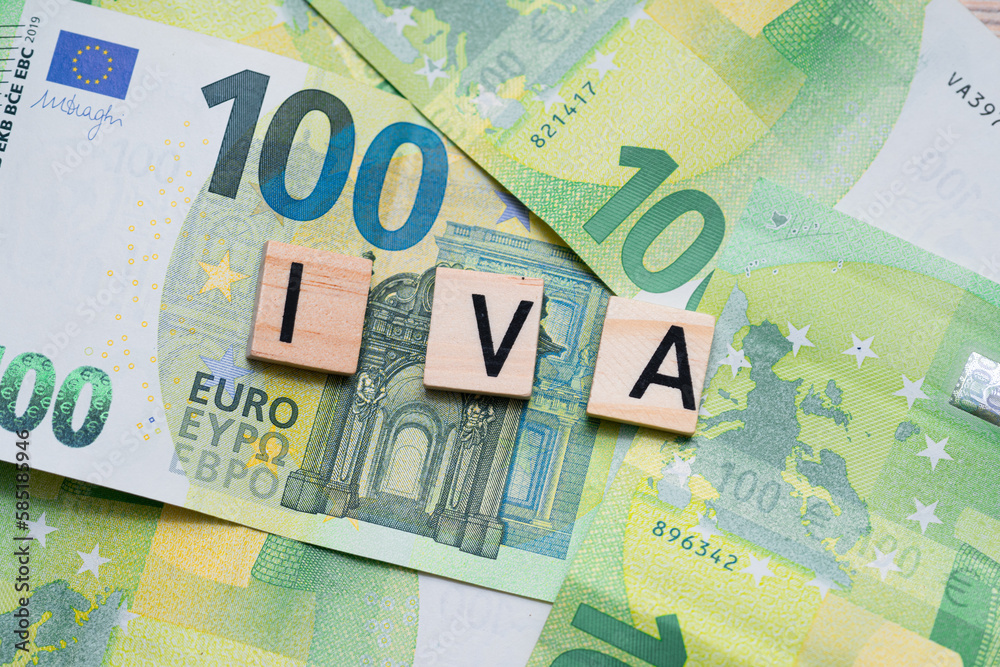 Foto de the inscription IVA or VAT in Italy next to euro banknotes