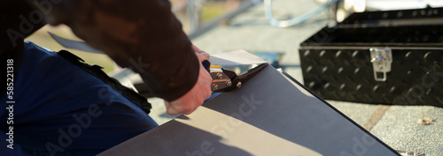 Tableau sur toile Banner mit Dach Bauklempner Handwerker bei der Arbeit auf dem Dach