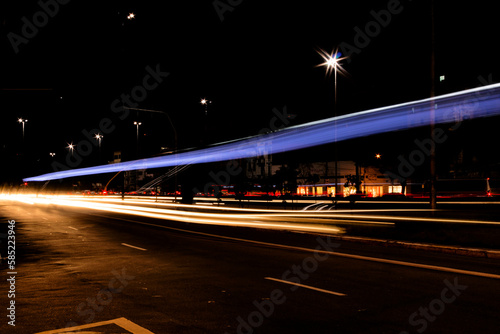 Rastro de luz do farol e lanternas dos carros que trafegam durante a noite nas avenidas da cidade de São Paulo, Brasil. photo