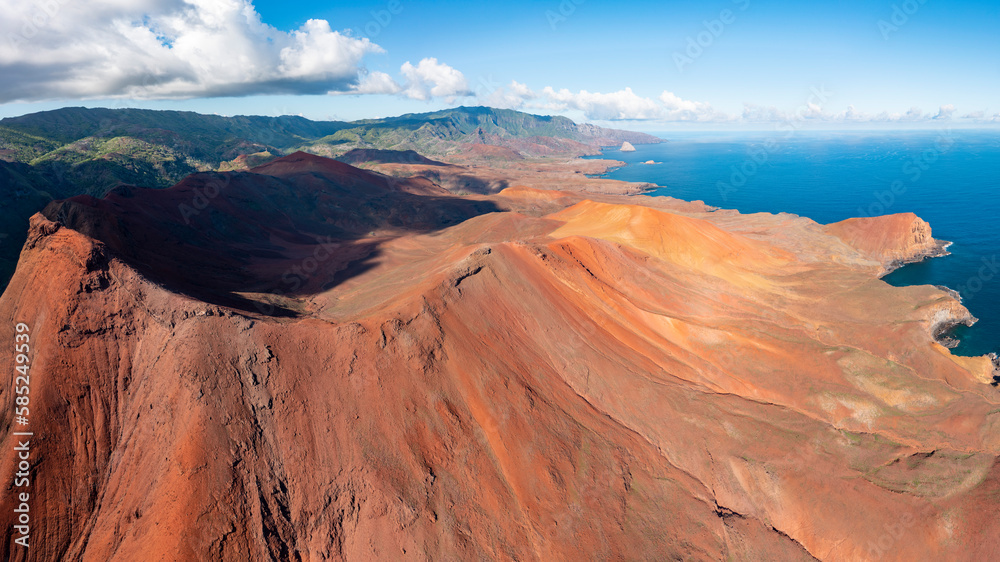 Fototapeta premium magnifique vue aérienne de la cote sud de l'ile de UAHUKA et de son cratère avec vue de la baie de HAAVEI 