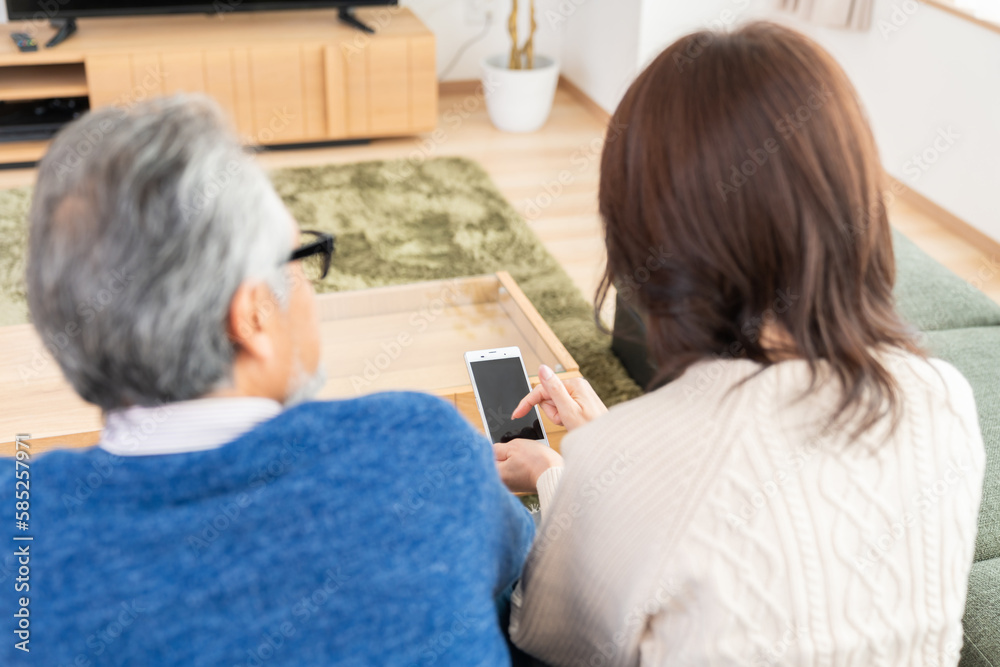 ミドル 夫婦 スマホ 手元 ミドル 夫婦 スマホ 手元