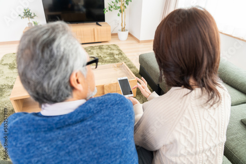 ミドル 夫婦 スマホ 手元