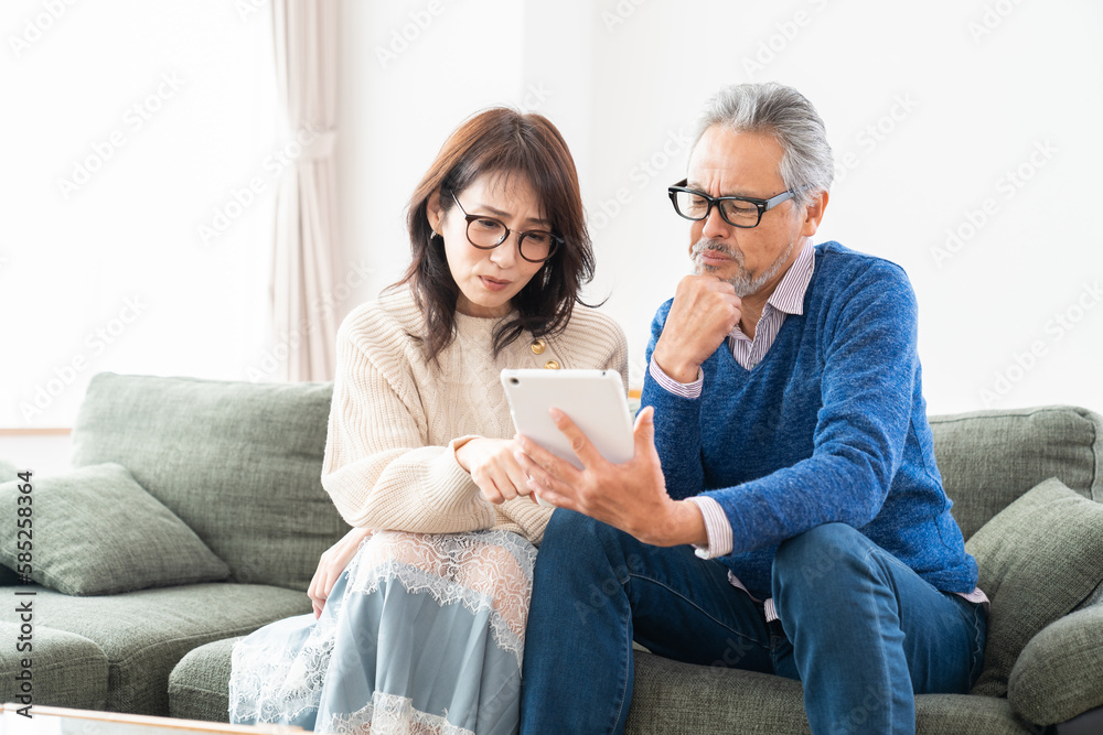 ミドル 夫婦 考える タブレット ミドル 夫婦 考える タブレット
