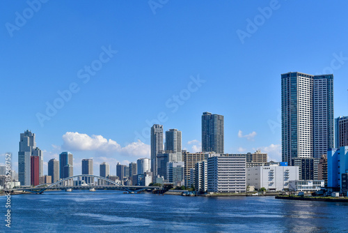 青空と青い海の間にビルと橋がある東京湾岸の景色 photo
