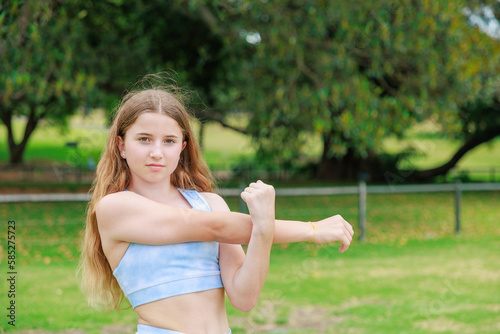 公園でヨガ・準備運動をするオーストラリアの中学生 © photok