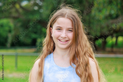 公園で歯を見せて笑うオーストラリアの少女