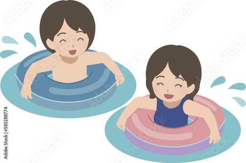 浮き輪を使って楽しそうに遊ぶ児童