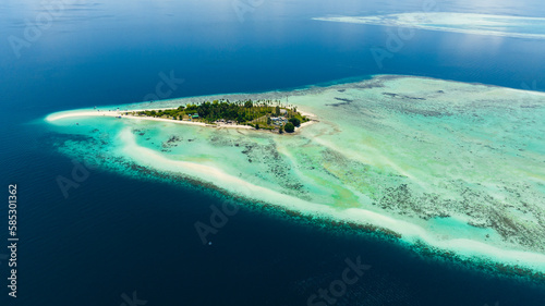 Photographie Top view of island Sibuan with sandy beach and coral reef
