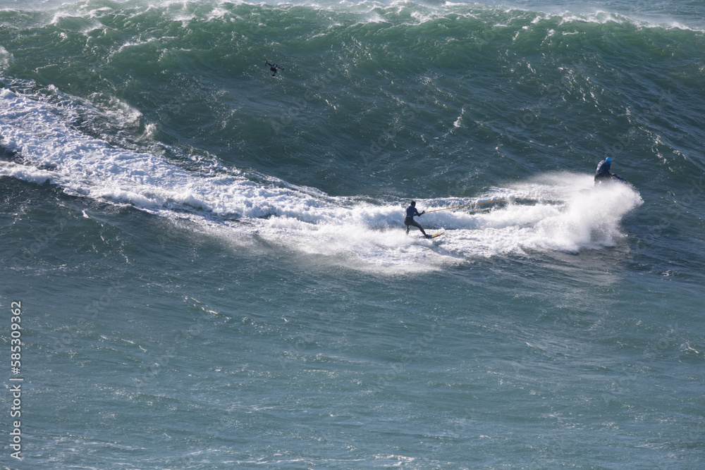 Obraz premium Man surfer ride on sea wave