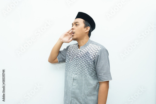 Canvas-taulu Portrait of Indonesian Asian Muslim man calling the call to prayer