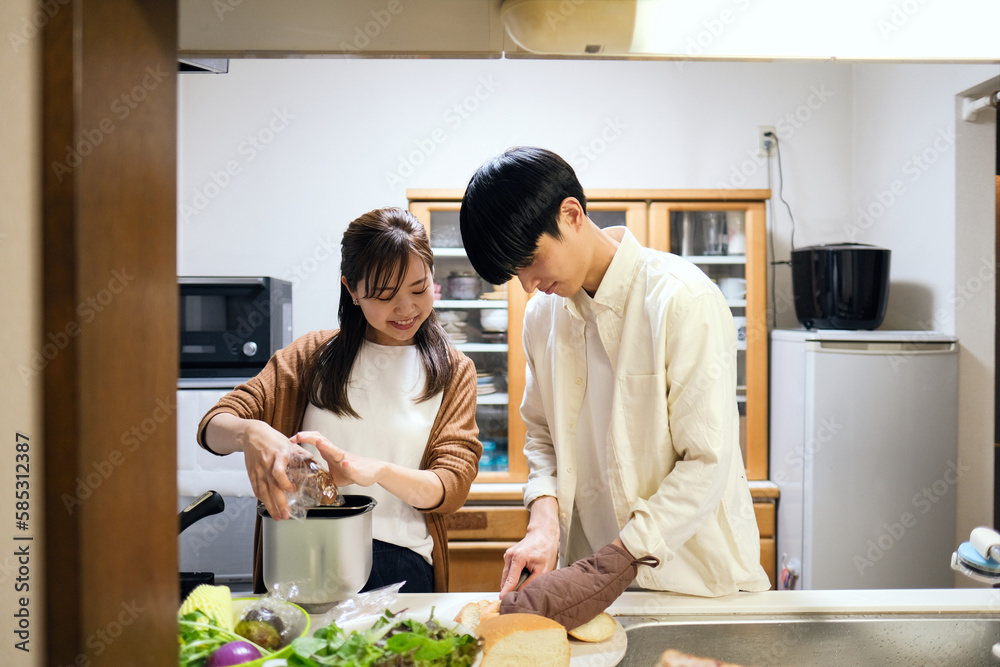 一緒に料理を作るカップル 一緒に料理を作るカップル