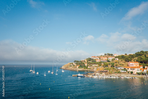 Vue sur le littoral méditerranéen. Bord de mer méditerranée. Littoral de Collioure. Baie en été. Village de bord de mer. Vacances à la mer. © david