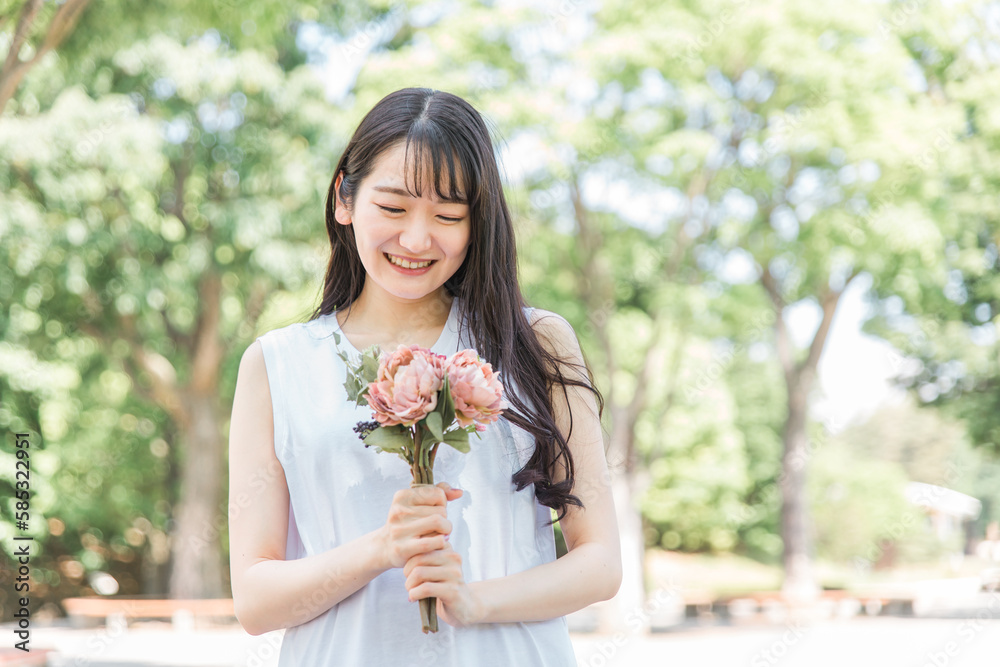 花束・ブーケを持つ笑顔のアジア人女性(記念日・ギフト)
花束・ブーケを持つ笑顔のアジア人女性(記念日・ギフト)
