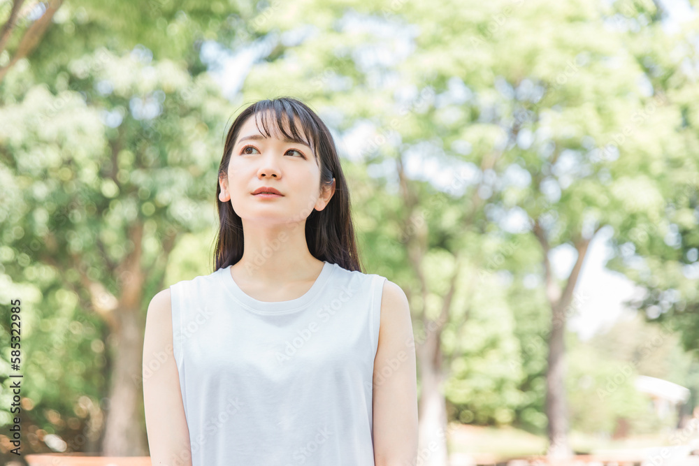 新緑の中で悩む日本人女性(困る・体調不良)
新緑の中で悩む日本人女性(困る・体調不良)