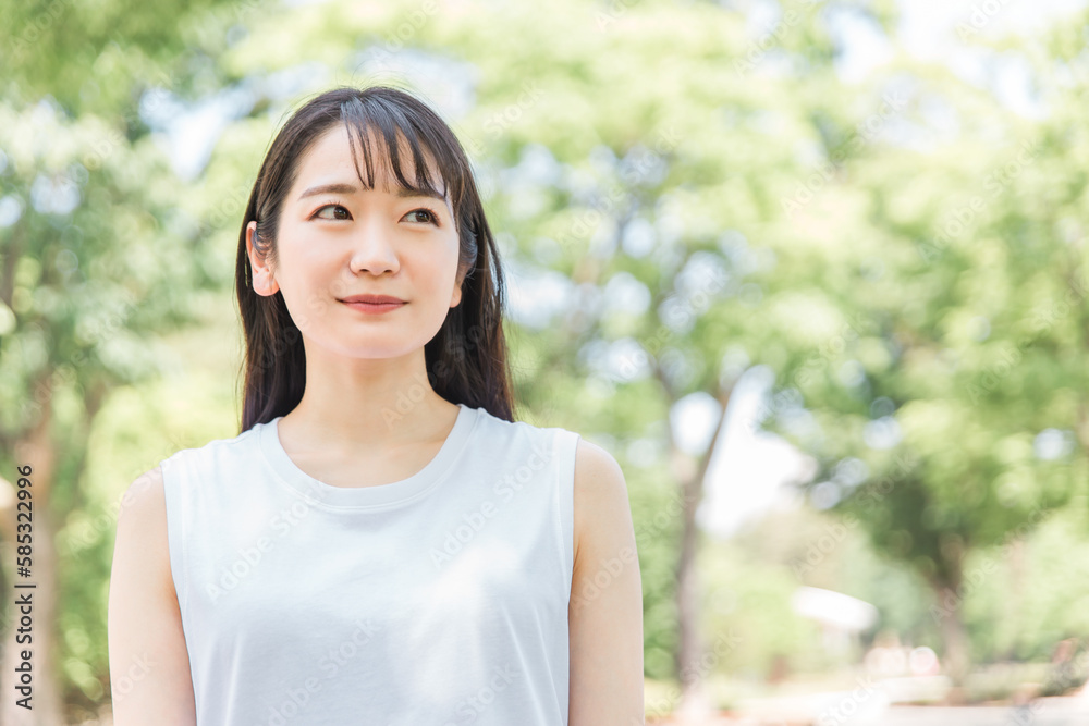 新緑の中ワクワクする日本人女性（笑顔）
