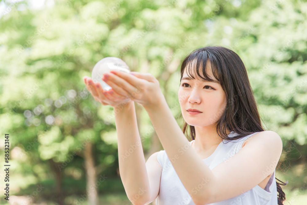 地球環境について考える日本人女性（SDGs・災害・食糧問題）
