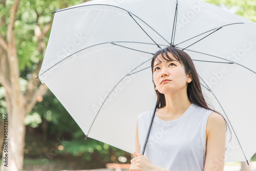 Print op canvas 梅雨に傘を差すアジア人女性(困る)