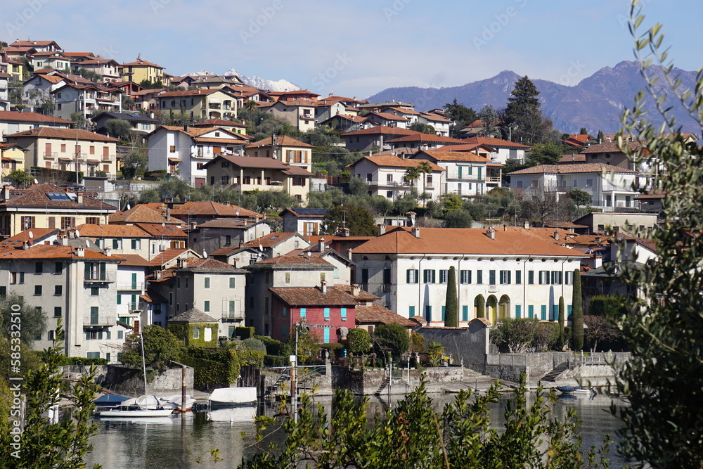 Naklejka premium Houses around lake Como in Italy