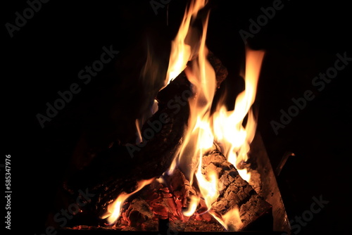キャンプ場での焚き火で燃える炎