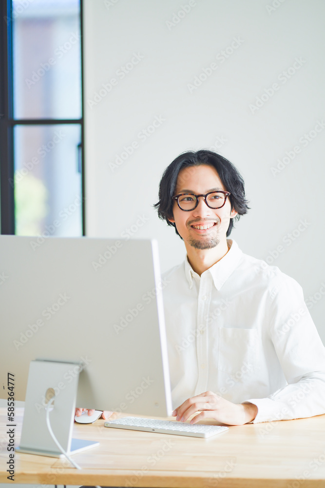 自宅でリモートワークをする若い男性 自宅でリモートワークをする若い男性