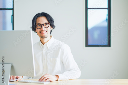 自宅でリモートワークをする若い男性