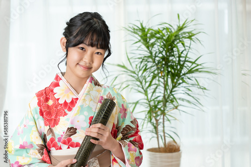 はかま姿で卒業証書を持つ小学生の女の子 photo