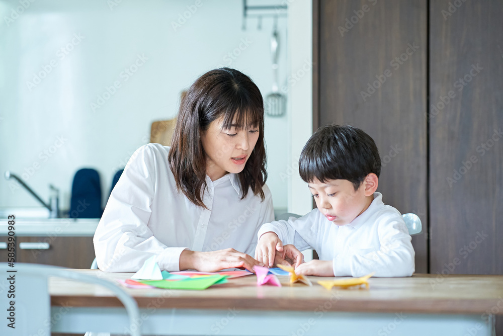 折り紙をして遊ぶ親子 折り紙をして遊ぶ親子