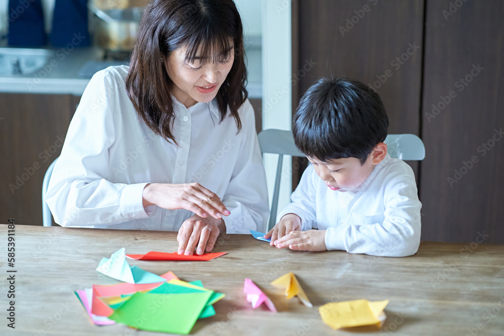 Fototapeta premium 折り紙をして遊ぶ親子