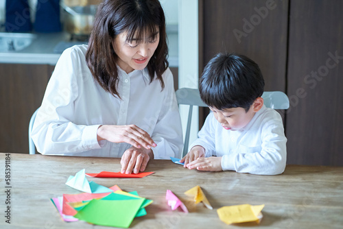 折り紙をして遊ぶ親子